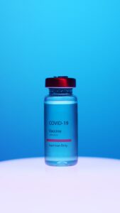 Zdjęcie ukazujące fiolkę szczepionki przeciw COVID-19