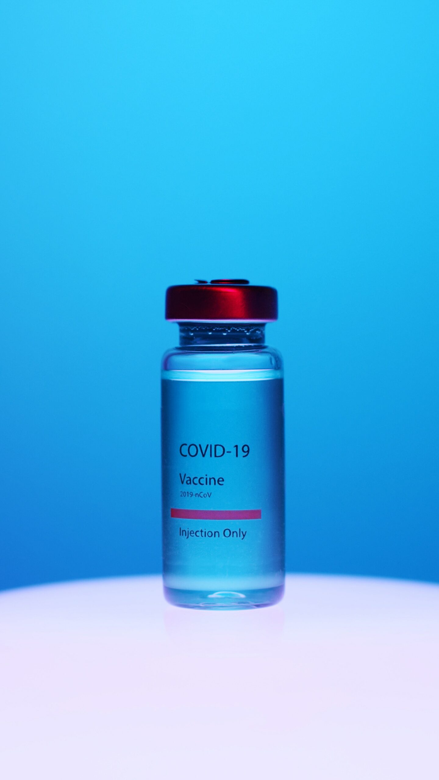 Zdjęcie ukazujące fiolkę szczepionki przeciw COVID-19